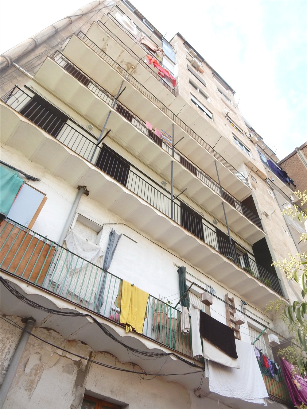 Fachada antes de la rehabilitación, en Barcelona